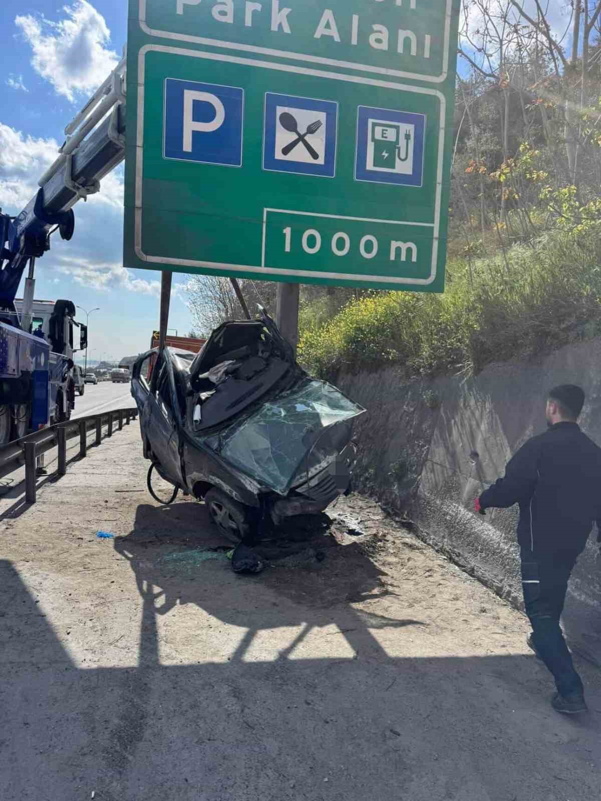temde otomobil yon levhasina saplandi 1 kisi yaralandi 5 31VfzWFb
