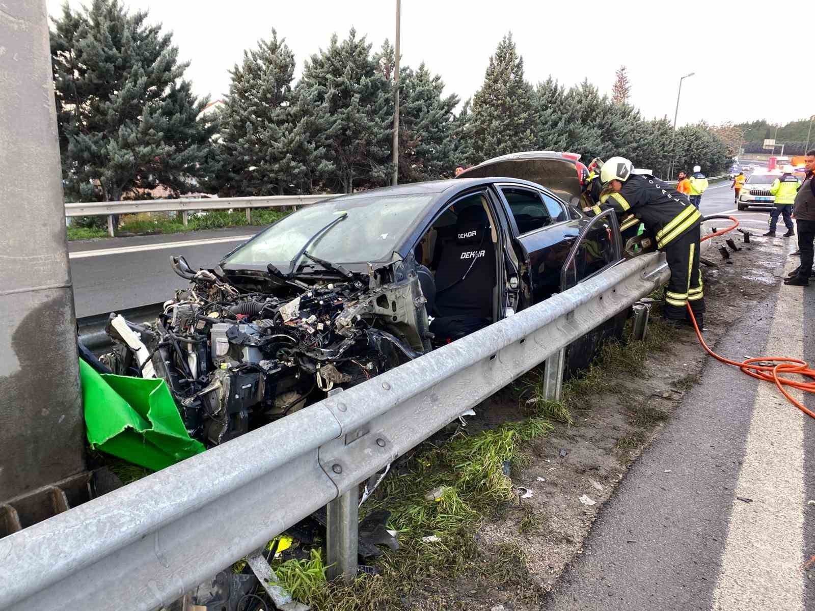 temde otomobilin carptigi bariyer yerinden sokuldu 1 yarali 0 qAqh9Xaa