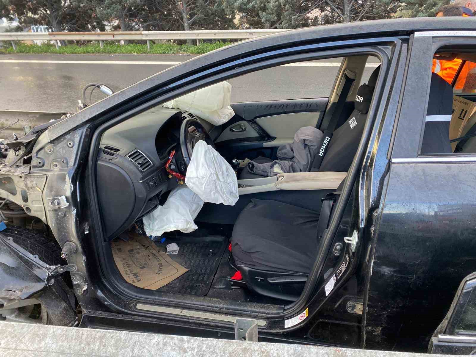 temde otomobilin carptigi bariyer yerinden sokuldu 1 yarali 2 1fyu1lAe