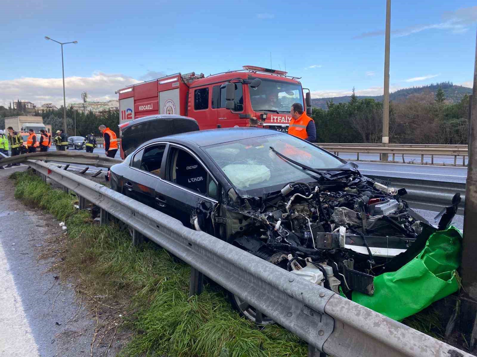 temde otomobilin carptigi bariyer yerinden sokuldu 1 yarali 3