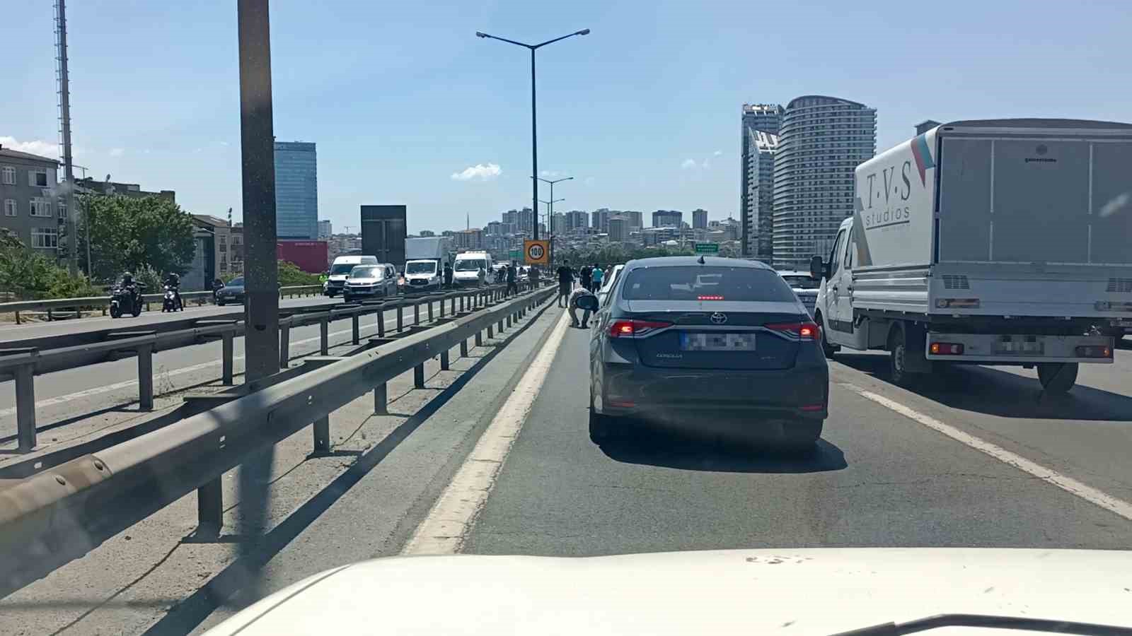 temde para goturen motokurye dustu yola sacilanlari vatandaslar topladi 0 ggIqStwt