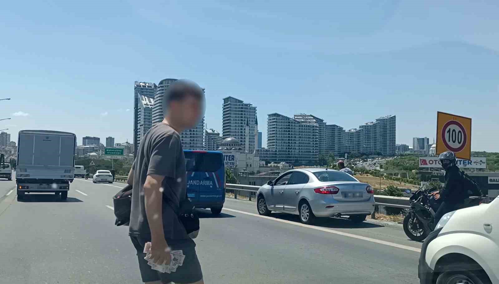 temde para goturen motokurye dustu yola sacilanlari vatandaslar topladi 1 8v757HbE