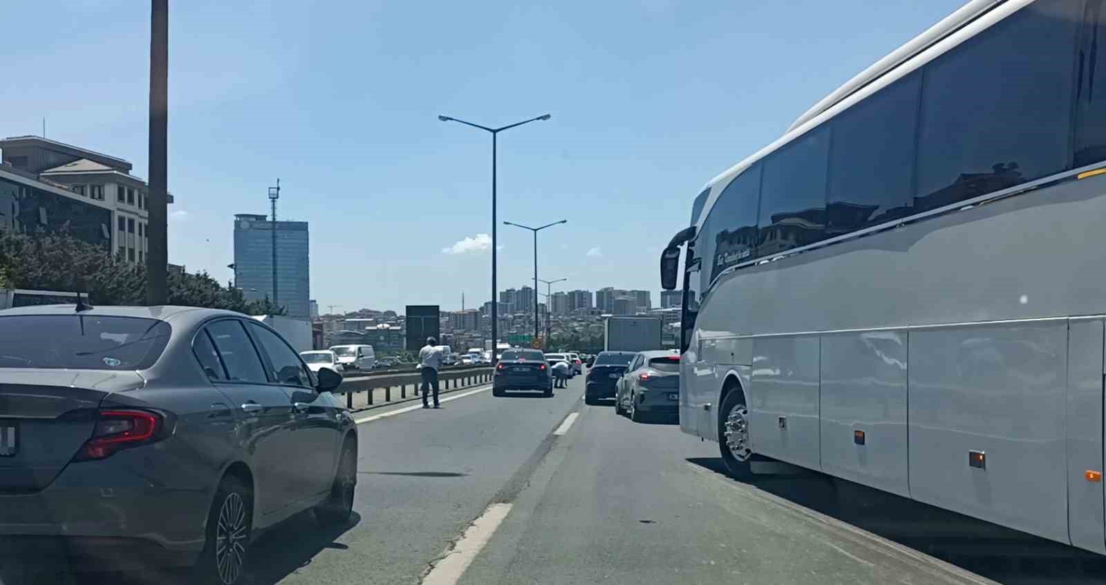 temde para goturen motokurye dustu yola sacilanlari vatandaslar topladi 2 lHuqgLEe