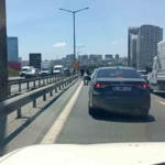 temde-para-goturen-motokurye-dustu-yola-sacilanlari-vatandaslar-topladi-MH3U1G6W.jpg