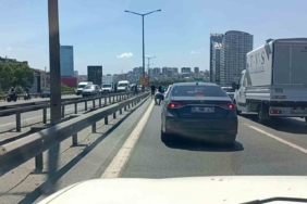 temde-para-goturen-motokurye-dustu-yola-sacilanlari-vatandaslar-topladi-MH3U1G6W.jpg