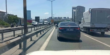 temde-para-goturen-motokurye-dustu-yola-sacilanlari-vatandaslar-topladi-MH3U1G6W.jpg