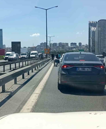 temde-para-goturen-motokurye-dustu-yola-sacilanlari-vatandaslar-topladi-MH3U1G6W.jpg