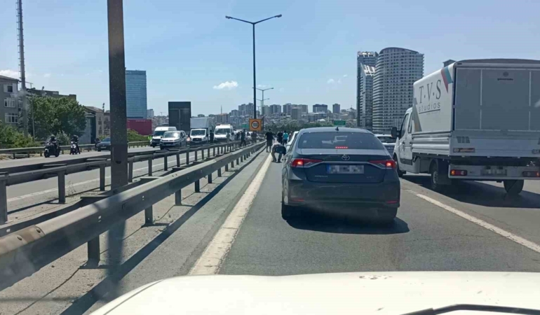 temde-para-goturen-motokurye-dustu-yola-sacilanlari-vatandaslar-topladi-MH3U1G6W.jpg