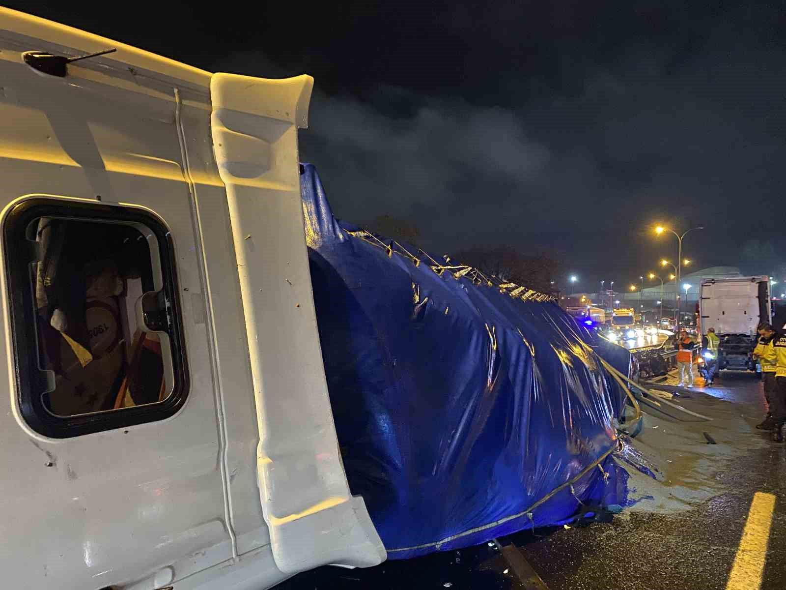 temde tir devrildi kasadaki granul yola sacildi 1 yarali 1