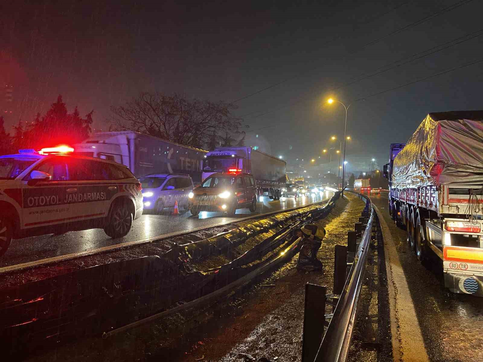 temde tir devrildi kasadaki granul yola sacildi 1 yarali 2 TY1rbLWP