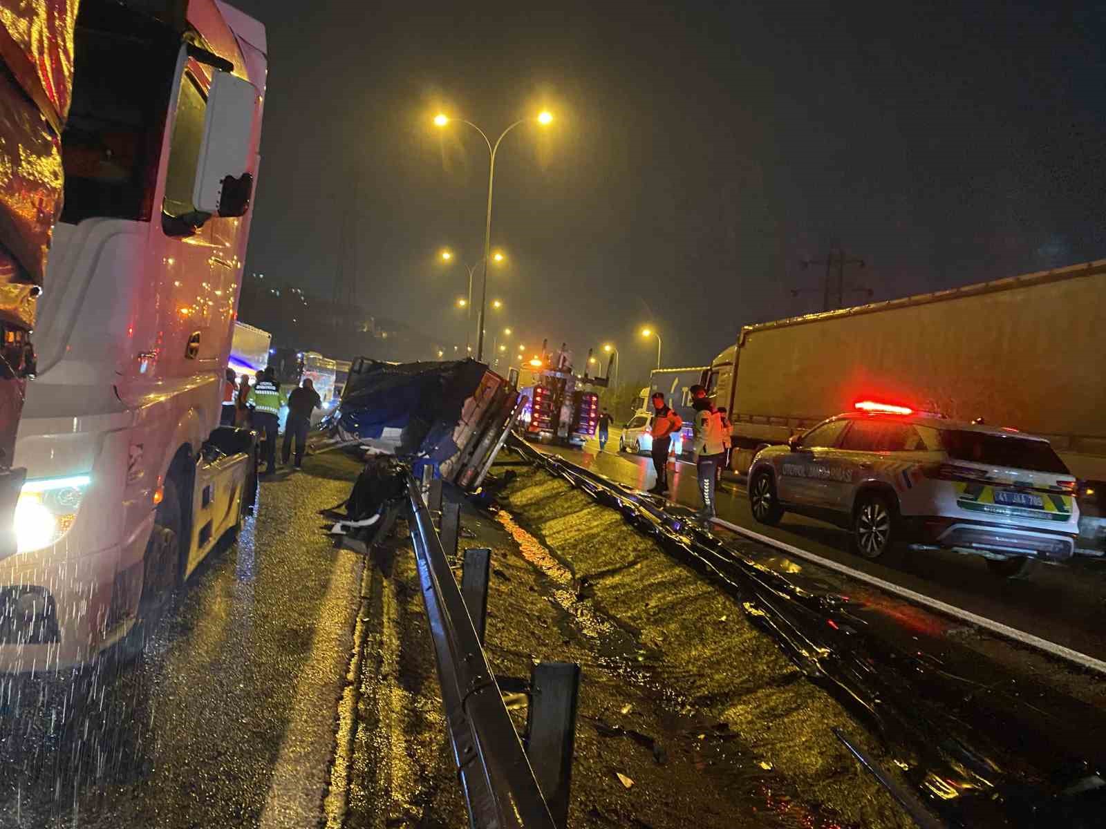 temde tir devrildi kasadaki granul yola sacildi 1 yarali 3 OIRnsFGJ