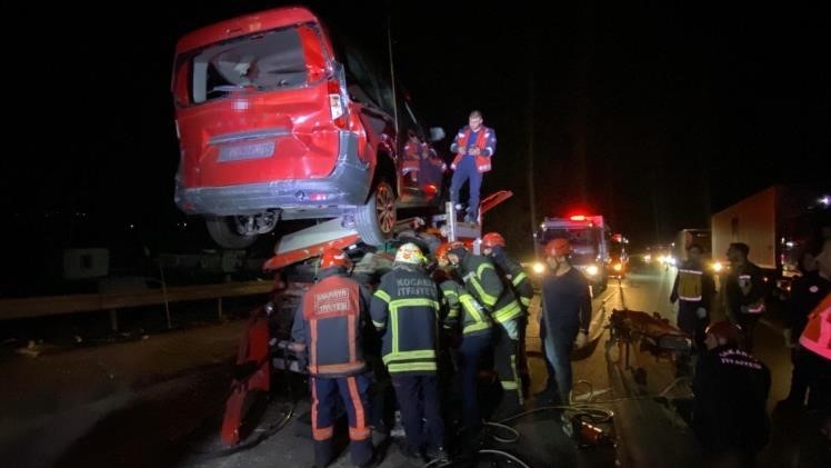 TEM’de vinç destekli kurtarma: Taşıdığı araçla çarptığı tır arasında sıkıştı 14 temde vinc destekli kurtarma tasidigi aracla carptigi tir arasinda sikisti 10 VB8i5EeQ