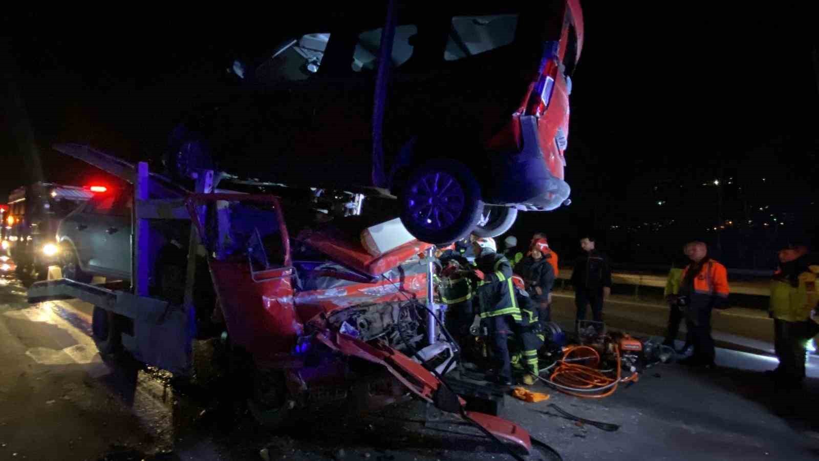 TEM’de vinç destekli kurtarma: Taşıdığı araçla çarptığı tır arasında sıkıştı 7 temde vinc destekli kurtarma tasidigi aracla carptigi tir arasinda sikisti 3 BVXSf42G