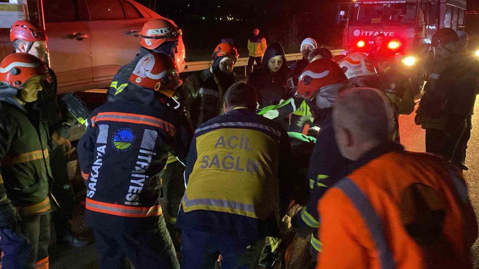 TEM’de vinç destekli kurtarma: Taşıdığı araçla çarptığı tır arasında sıkıştı 8 temde vinc destekli kurtarma tasidigi aracla carptigi tir arasinda sikisti 4 tZ3M8Wam
