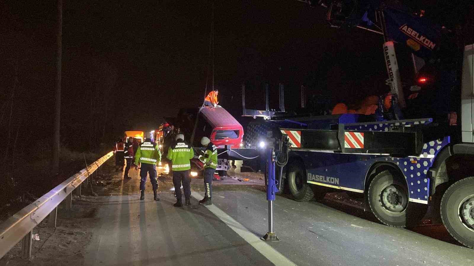 TEM’de vinç destekli kurtarma: Taşıdığı araçla çarptığı tır arasında sıkıştı 12 temde vinc destekli kurtarma tasidigi aracla carptigi tir arasinda sikisti 8 Ke3ZJtBj