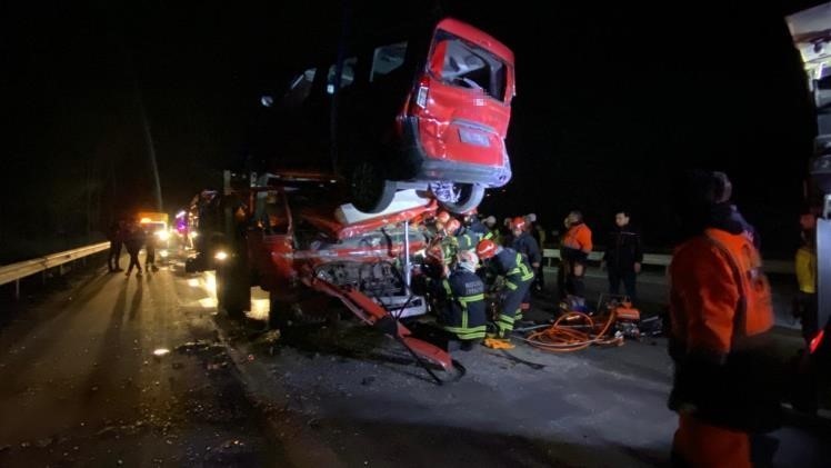 TEM’de vinç destekli kurtarma: Taşıdığı araçla çarptığı tır arasında sıkıştı 13 temde vinc destekli kurtarma tasidigi aracla carptigi tir arasinda sikisti 9