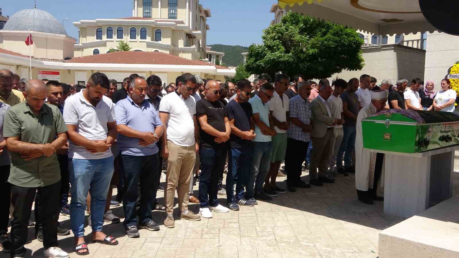 TEM’de yakıtı biten araca ve çekiciye çarpmıştı, 2 ölümlü kazanın cezası belli oldu 7 temde yakiti biten araca ve cekiciye carpmisti 2 olumlu kazanin cezasi belli oldu 3 t2v5gqnn