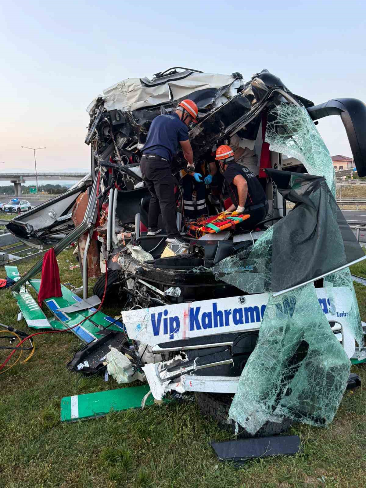 temde yolcu otobusu ortaligi savas alanina cevirdi 15 yarali 3 khLtYMKf
