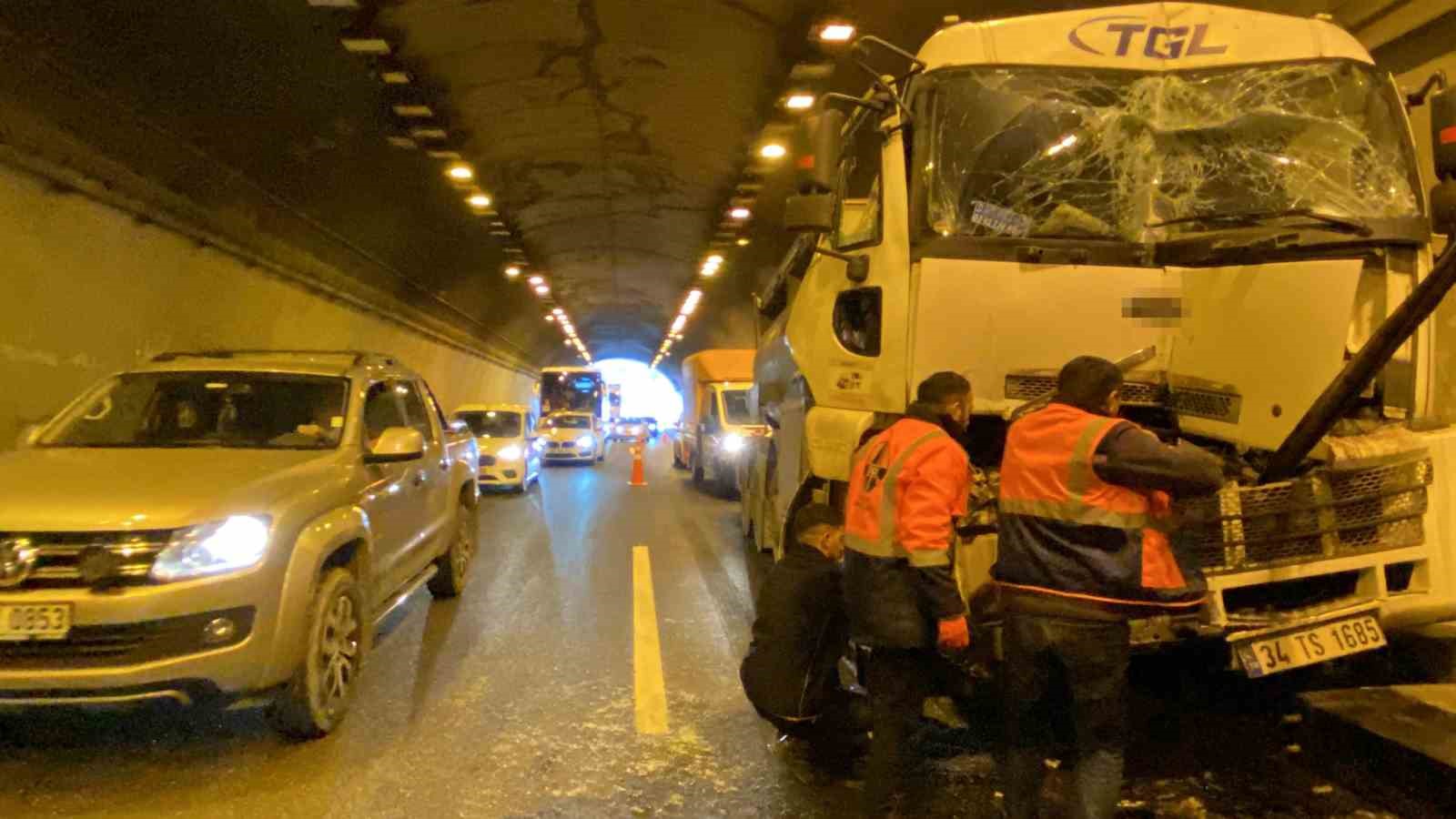 temdeki zincirleme kaza trafigi durma noktasina getirdi 4 7LKQJtNG