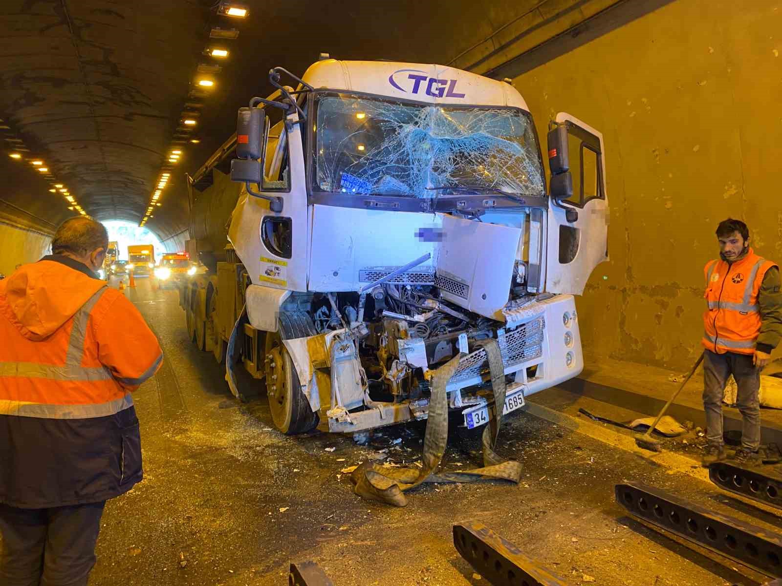 temdeki zincirleme kaza trafigi durma noktasina getirdi 5 QQ54ykbz