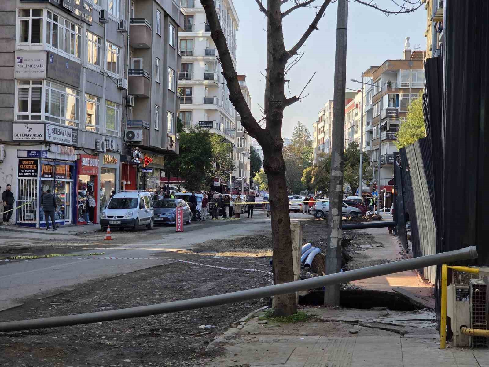 temel kazisinda kaldirim coktu yol yaya ve arac trafigine kapatildi 1 2En1UrrE