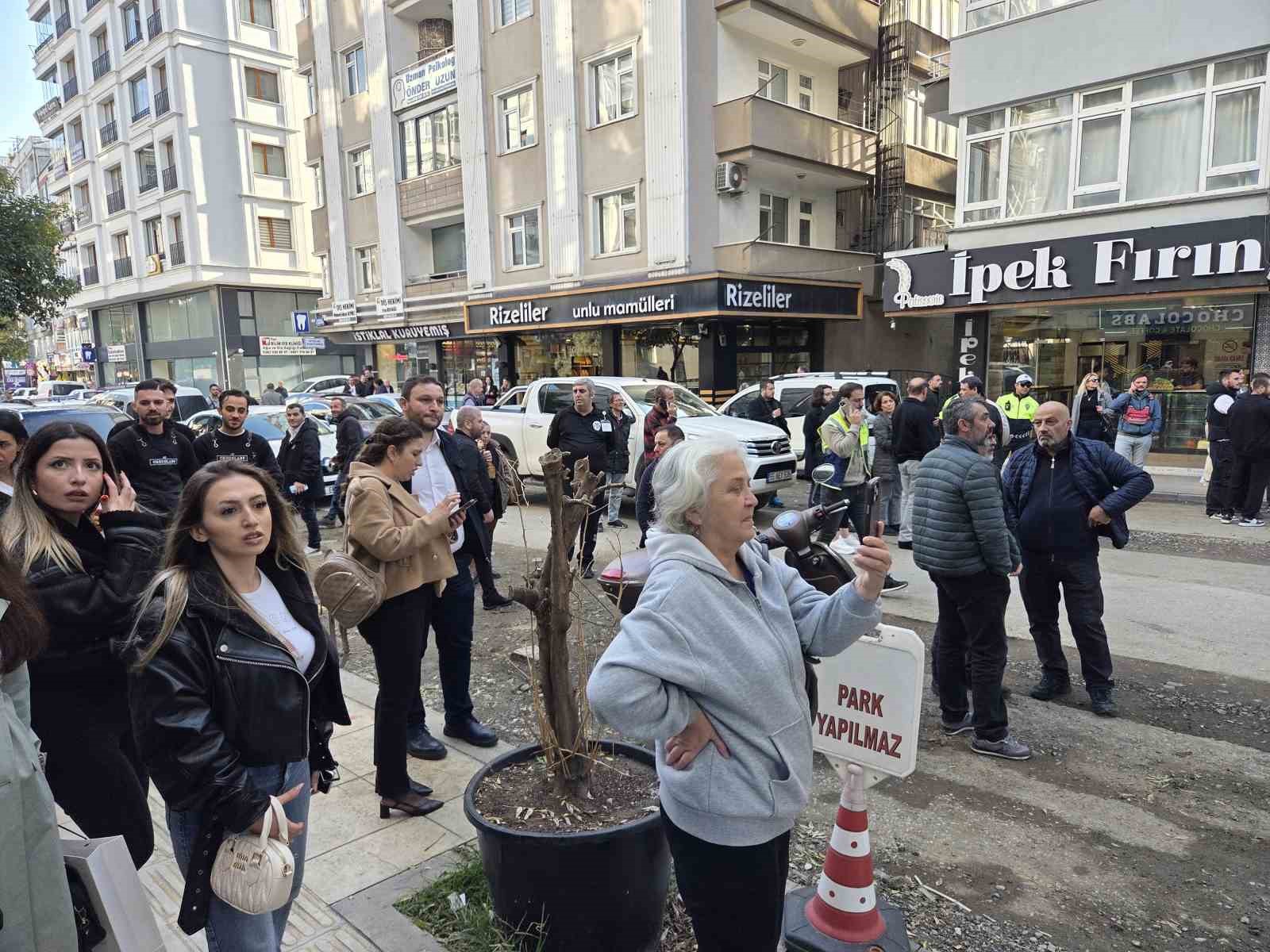 temel kazisinda kaldirim coktu yol yaya ve arac trafigine kapatildi 2 hcwKPfZX