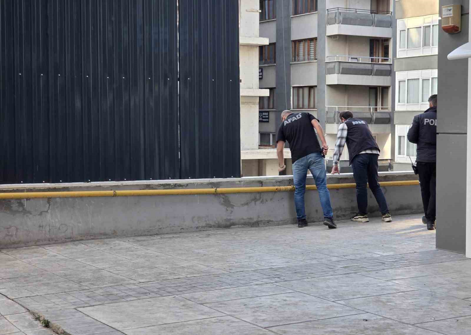 temel kazisinda kaldirim coktu yol yaya ve arac trafigine kapatildi 5 SpeSXBd8
