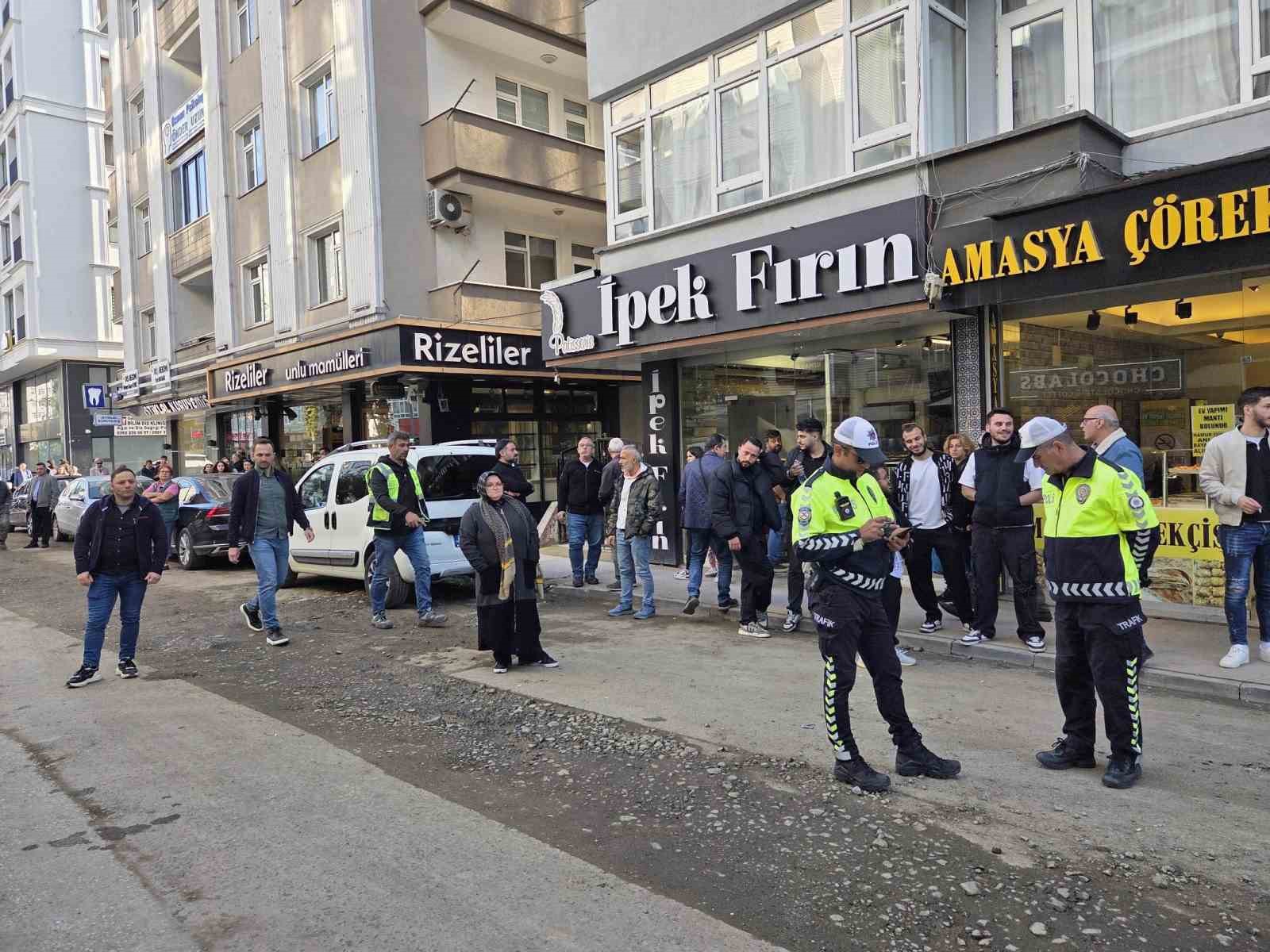 temel kazisinda kaldirim coktu yol yaya ve arac trafigine kapatildi 7 WQIywJiO