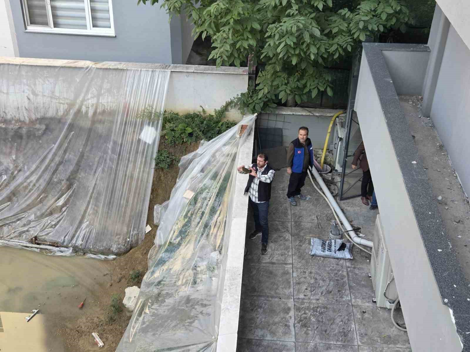 temel kazisinda kaldirim coktu yol yaya ve arac trafigine kapatildi 9 pYvaDWut