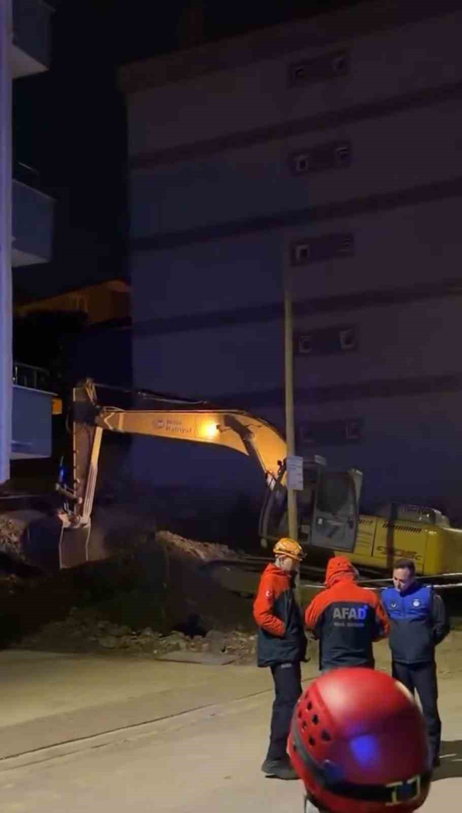 temel kazisinda toprak kaydi catirdama sesleri gelen 5 katli bina bosaltildi 3 7AzfaNlJ