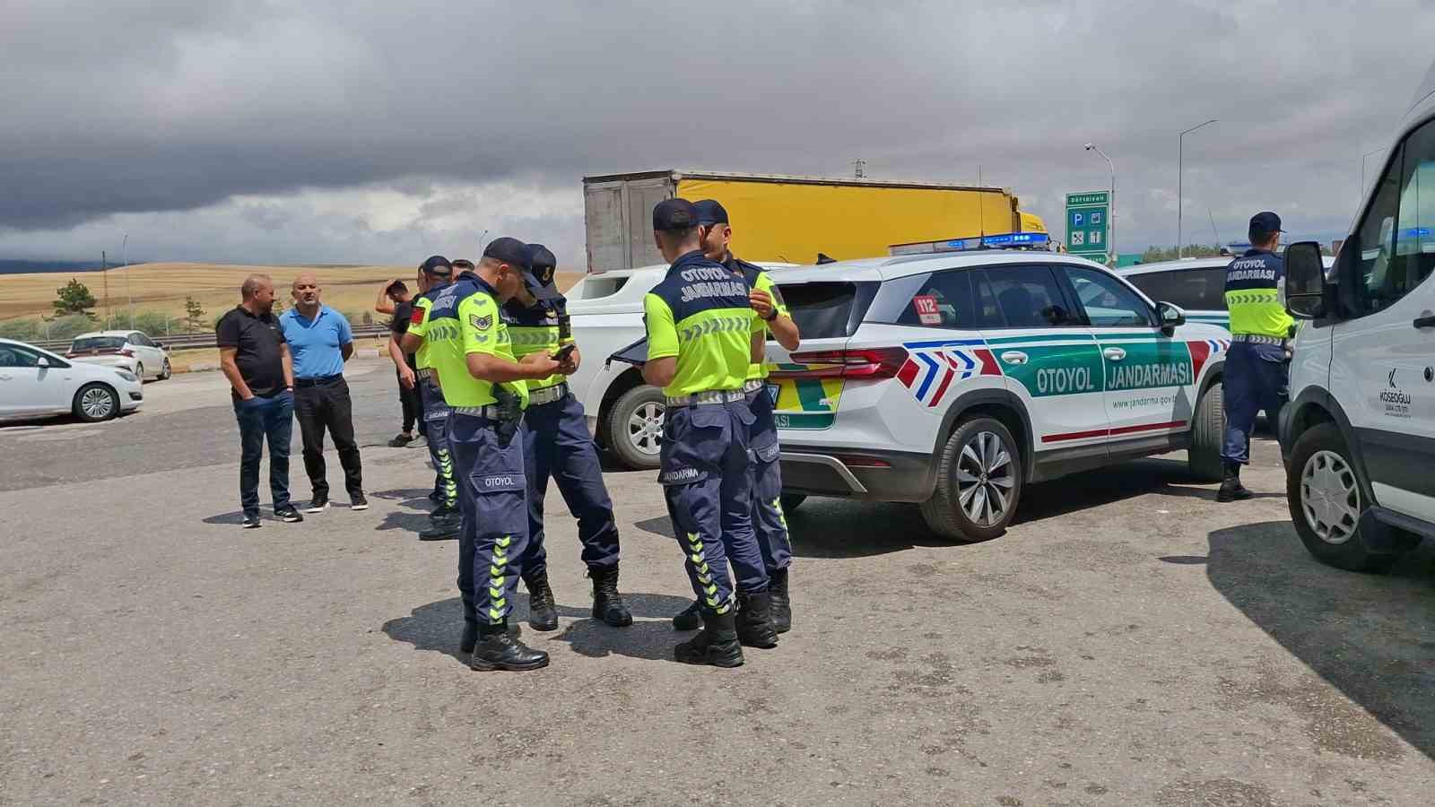 TEM’in Bolu geçişinde kanlı tartışma: Gurbetçi dehşet saçtı 5 temin bolu gecisinde kanli tartisma gurbetci dehset sacti 1 YhtSbpTR
