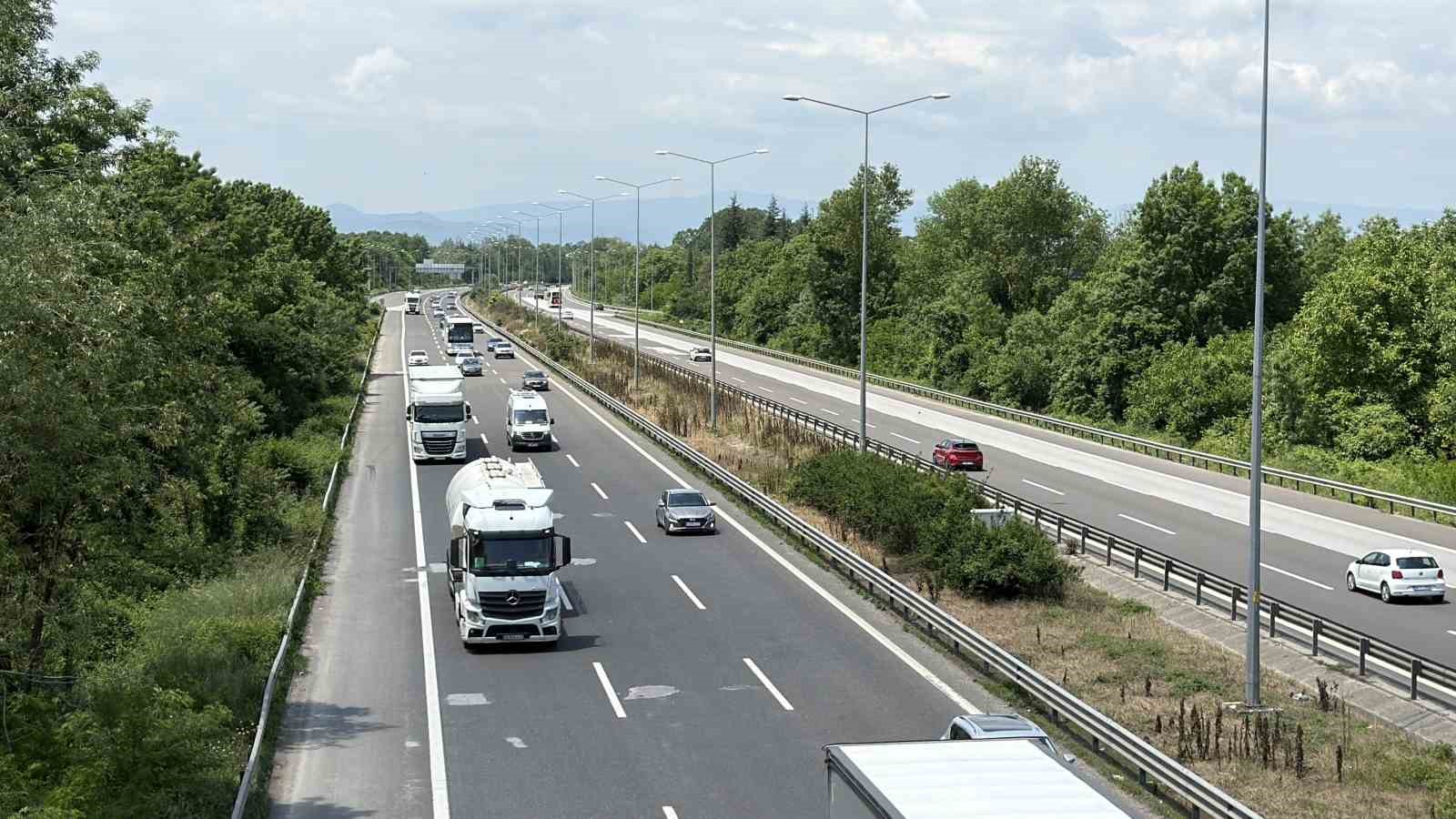 temin duzce gecisinde arefe gunu trafik akici ilerliyor 3 lPN352M8