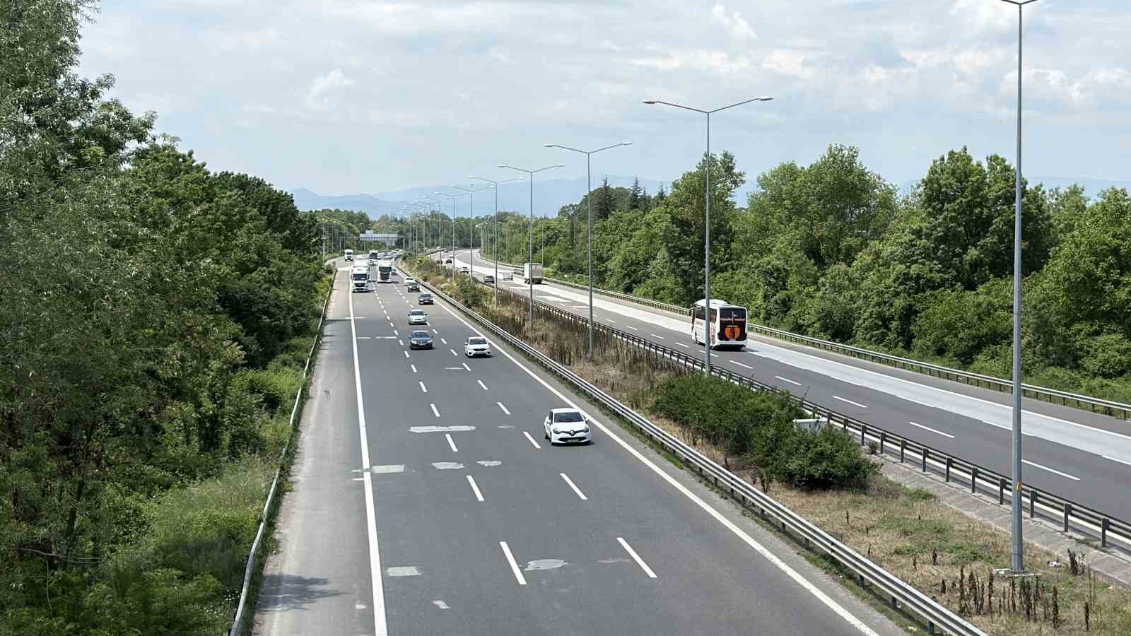 temin duzce gecisinde arefe gunu trafik akici ilerliyor 4