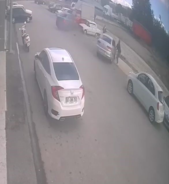 temizlenmesi icin birakilan luks otomobili izinsiz alip 3 araca carpti 1 yarali 1 Wb5ZurBd