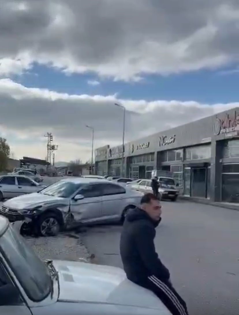 temizlenmesi icin birakilan luks otomobili izinsiz alip 3 araca carpti 1 yarali 2 O6Hf8XIz
