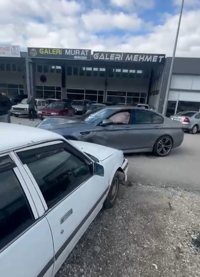 temizlenmesi icin birakilan luks otomobili izinsiz alip 3 araca carpti 1 yarali 3 gN2hqtN6