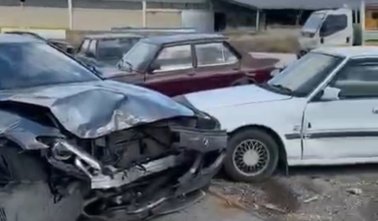 temizlenmesi-icin-birakilan-luks-otomobili-izinsiz-alip-3-araca-carpti-1-yarali-MqB4cDf3.jpg