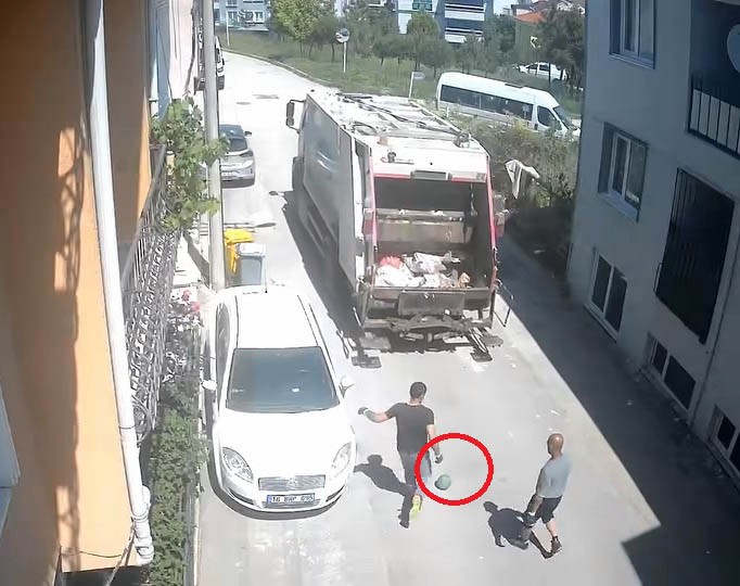 temizlik iscilerinin topla eglendigi anlar kamerada 0 ggUOSf5g