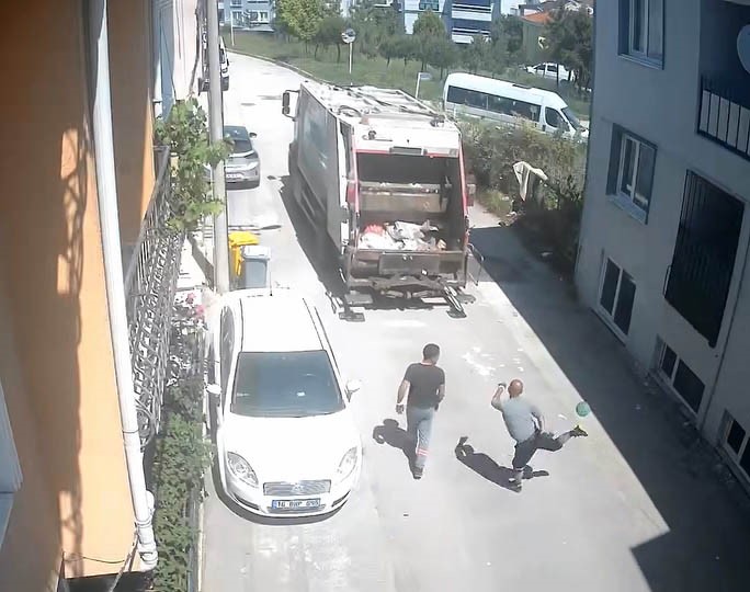 temizlik iscilerinin topla eglendigi anlar kamerada 1 PnQI6X36