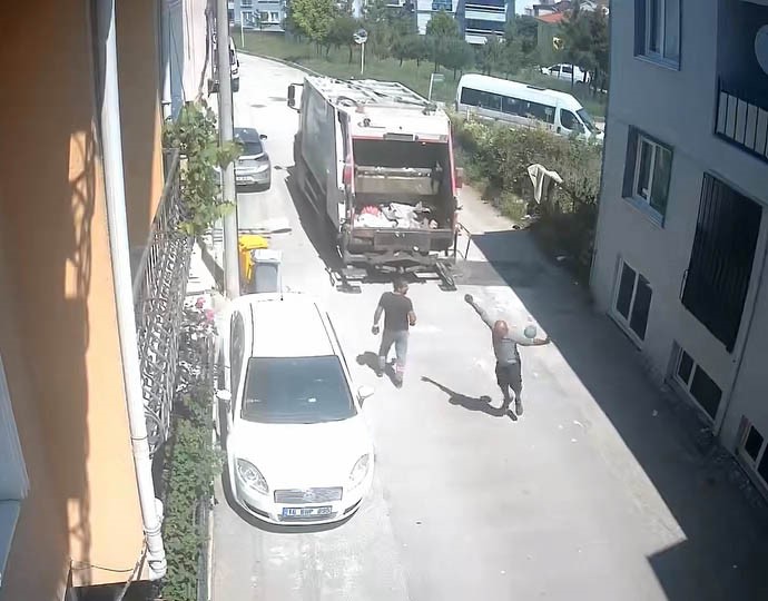 temizlik iscilerinin topla eglendigi anlar kamerada 2 sWj6bUh4