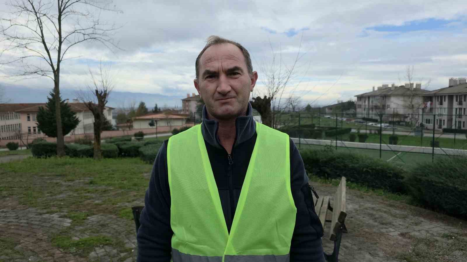 temizlik iscisi caliliklar arasinda buldugu turk bayragini yerde birakmadi 0 S7SseCn4