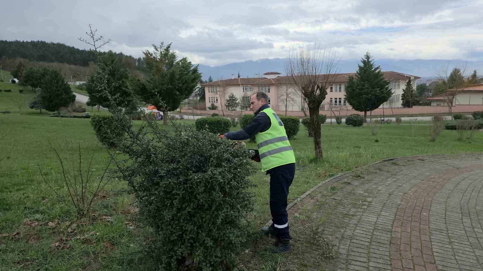 temizlik iscisi caliliklar arasinda buldugu turk bayragini yerde birakmadi 1 JvWnrFak