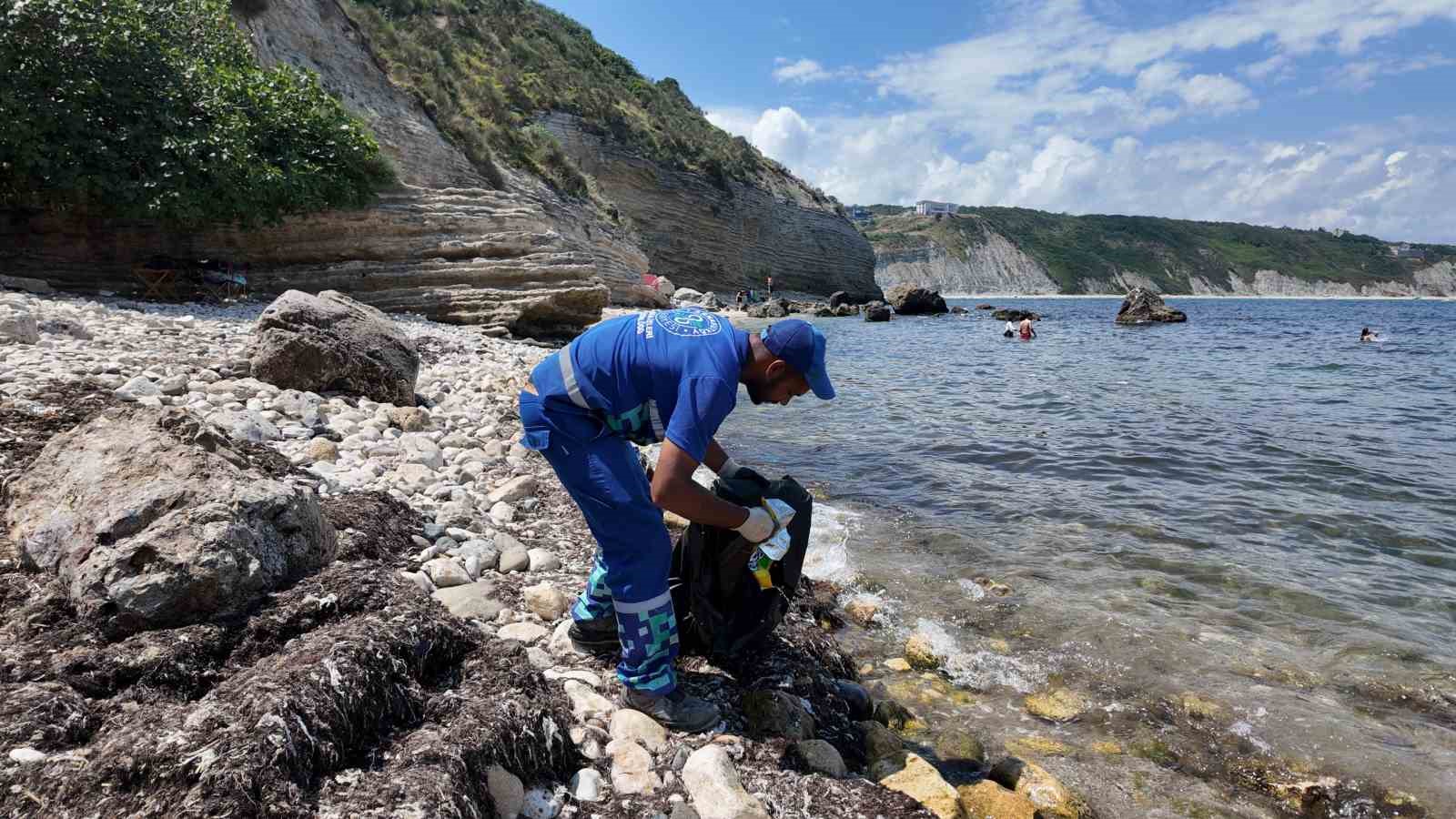temizlik sorumlulugu ibbde olan karaburun sahili temizlenmeyince arnavutkoy belediyesi harekete gecti 0 hratIP6a