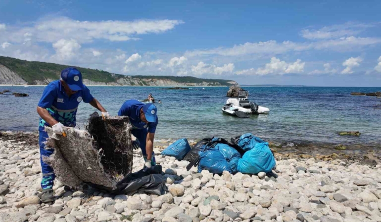 temizlik-sorumlulugu-ibbde-olan-karaburun-sahili-temizlenmeyince-arnavutkoy-belediyesi-harekete-gecti-Tmrdk7dx.jpg