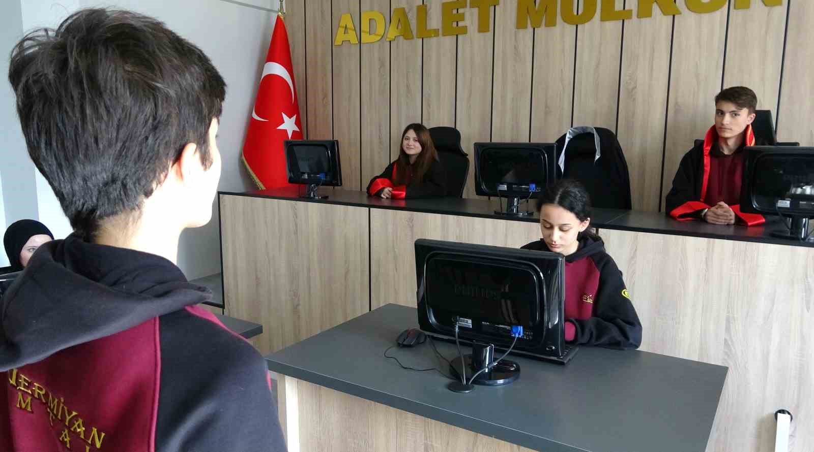 temsili durusma salonunda meslek ogreniyorlar 0 jiSZpYhr