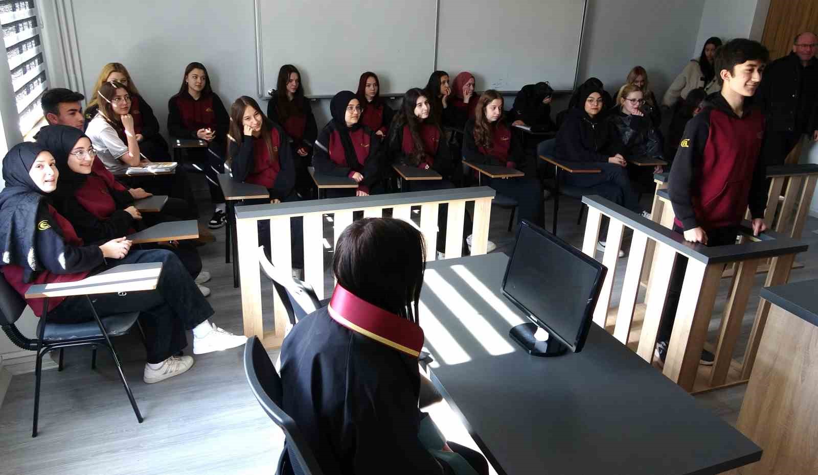 temsili durusma salonunda meslek ogreniyorlar 1 78dGAmW7