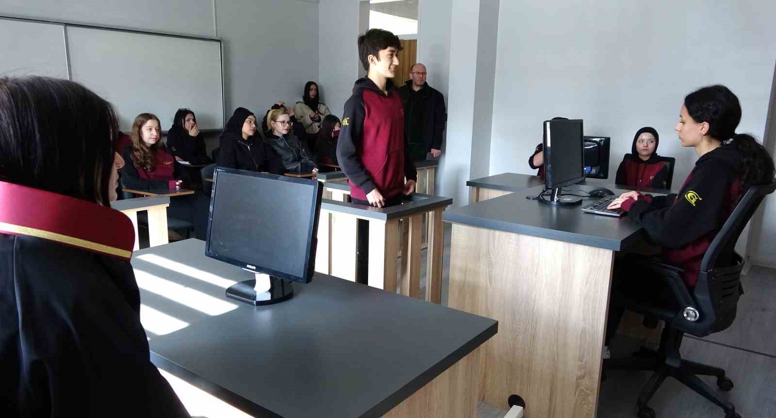 temsili durusma salonunda meslek ogreniyorlar 2 IaAbSrD3