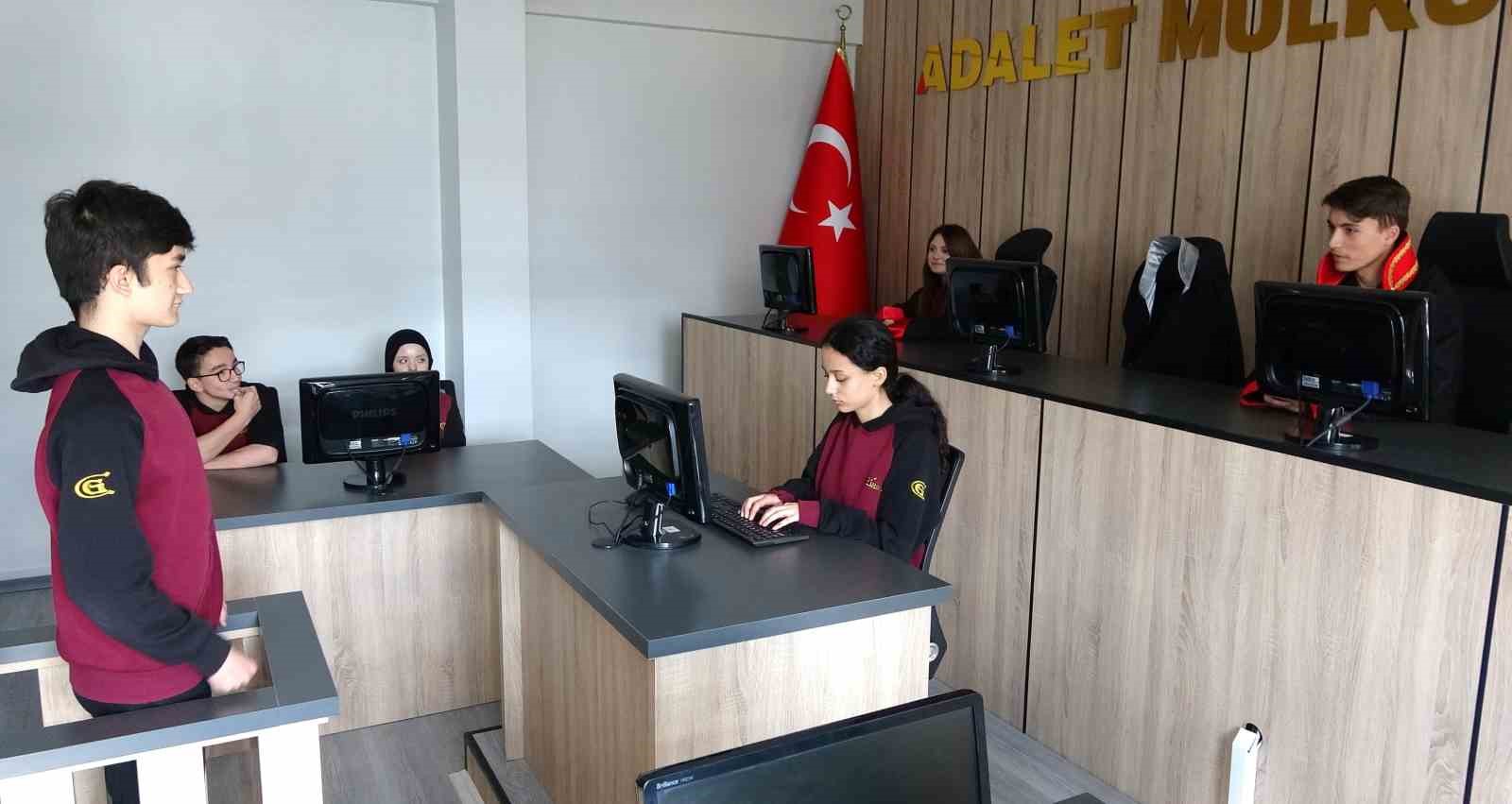 temsili durusma salonunda meslek ogreniyorlar 3 BuX5pWai