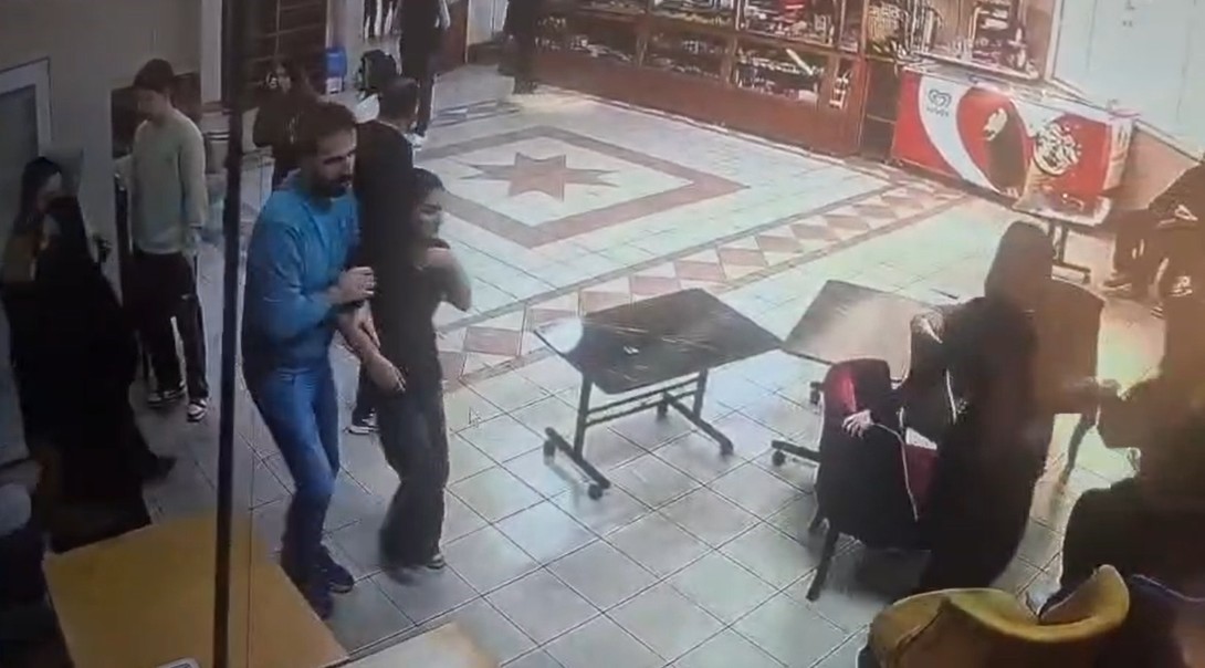 Teneffüste ölümle burun buruna gelen öğrenciyi öğretmenleri hayata döndürdü 6 teneffuste olumle burun buruna gelen ogrenciyi ogretmenleri hayata dondurdu 2 ArBNuBWL