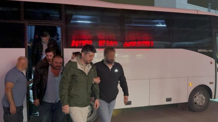 Tepebaşı Belediyesi‘ne yönelik operasyonda gözaltında şüpheler sağlık kontrolünden geçirildi 5 tepebasi belediyesine yonelik operasyonda gozaltinda supheler saglik kontrolunden gecirildi 1 r3hVRhJ5
